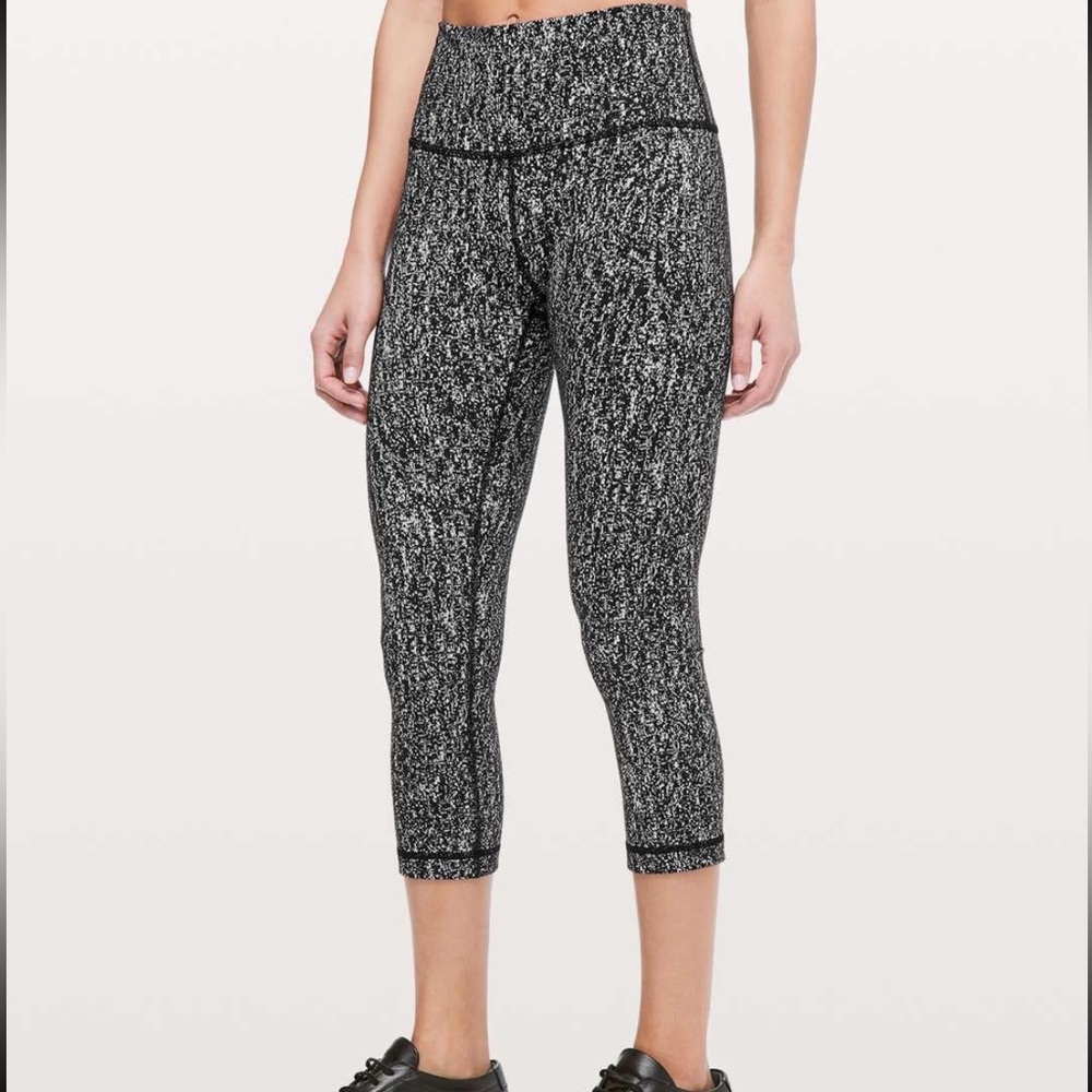 🖤🤍🍋🍋 Lululemon crops 🖤🤍🍋🍋